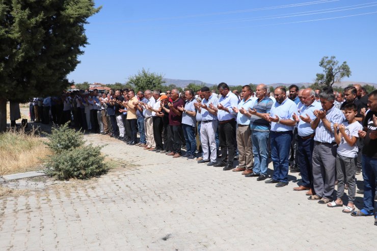 Arkadaşı ile sulama kanalında boğulan Hakkı, toprağa verildi