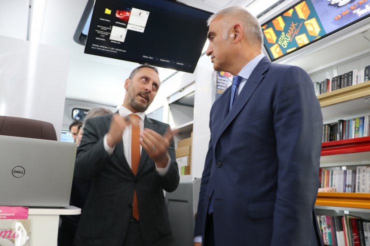 Bakan Ersoy: Hedefimiz gezici kütüphaneleri 81 ile yaymak