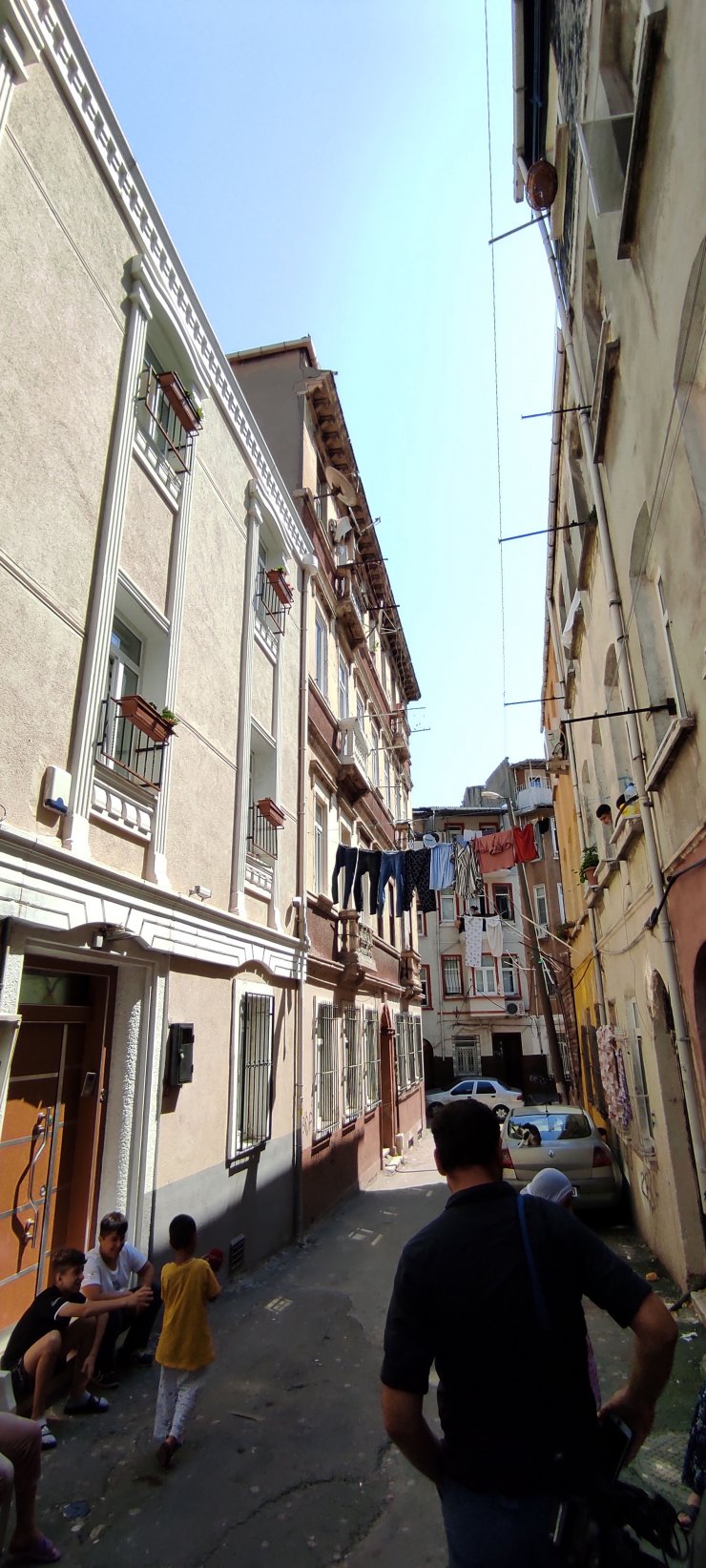 Beyoğlu'nda 4. kattan düşen 8 yaşındaki Ayşenaz 2 duvar arasında sıkıştı