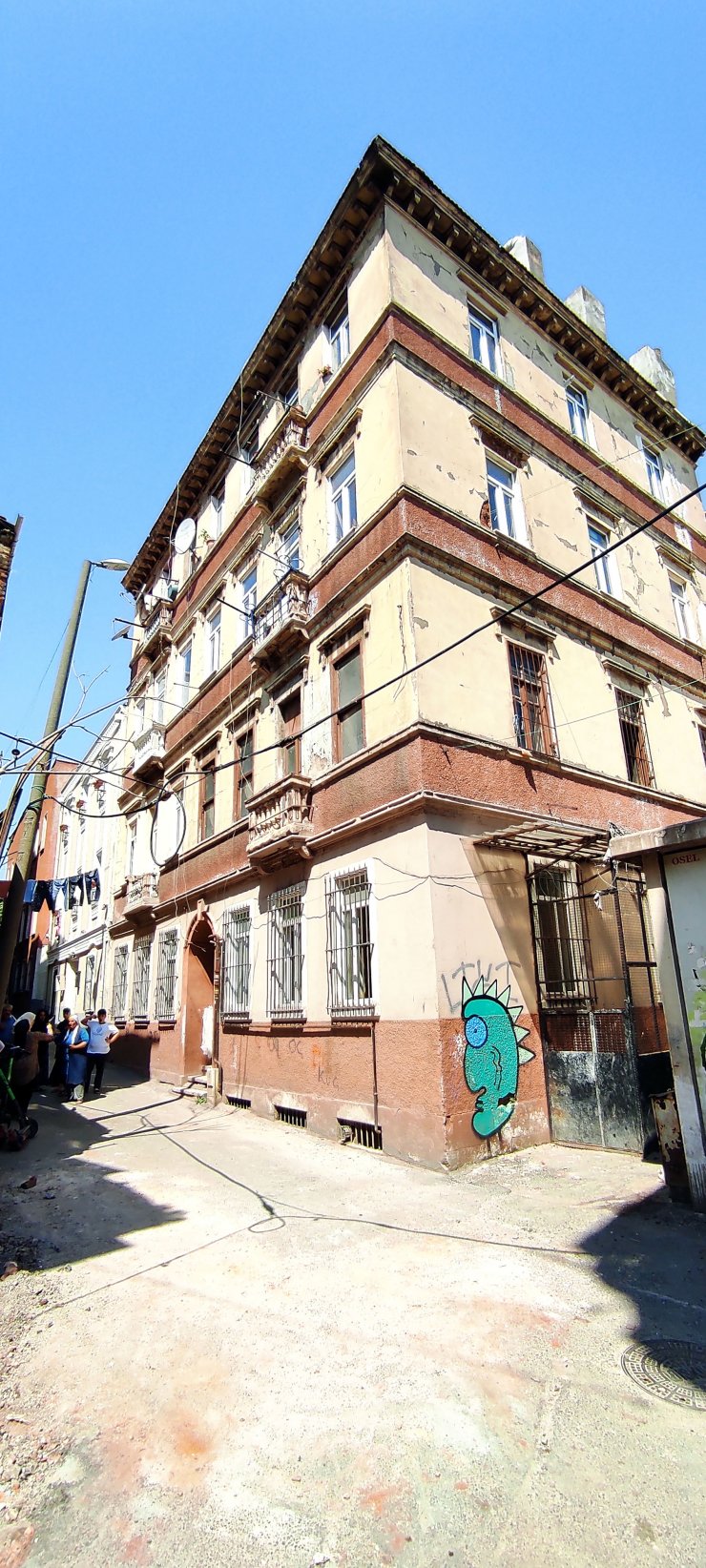 Beyoğlu'nda 4. kattan düşen 8 yaşındaki Ayşenaz 2 duvar arasında sıkıştı