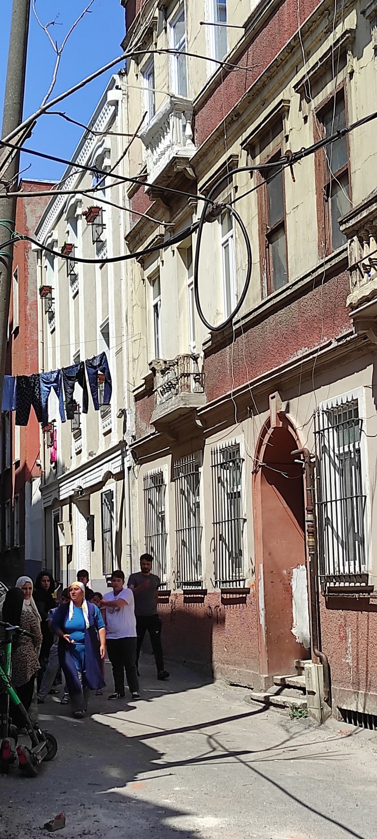 Beyoğlu'nda 4. kattan düşen 8 yaşındaki Ayşenaz 2 duvar arasında sıkıştı