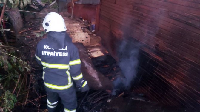 Binanın bahçesindeki kömürlükte yangın çıktı