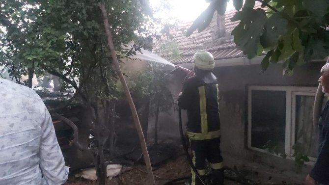 Binanın bahçesindeki kömürlükte yangın çıktı