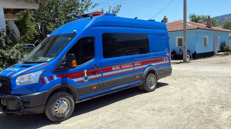 Boşanmak isteyen eşini tabancayla başından vurdu