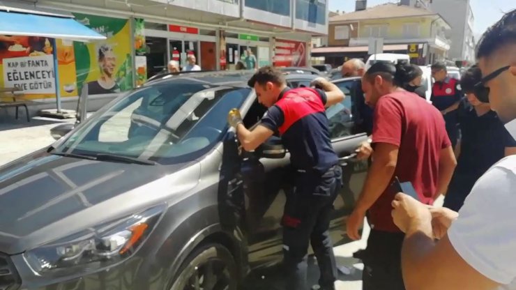 Cipin kapısına sıkışan yavru kediyi itfaiye kurtardı