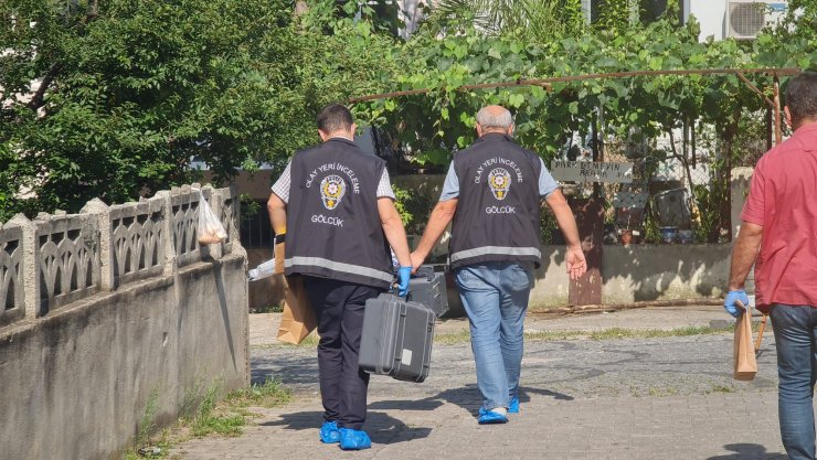 Eşini bıçaklayarak öldürüp polise teslim oldu