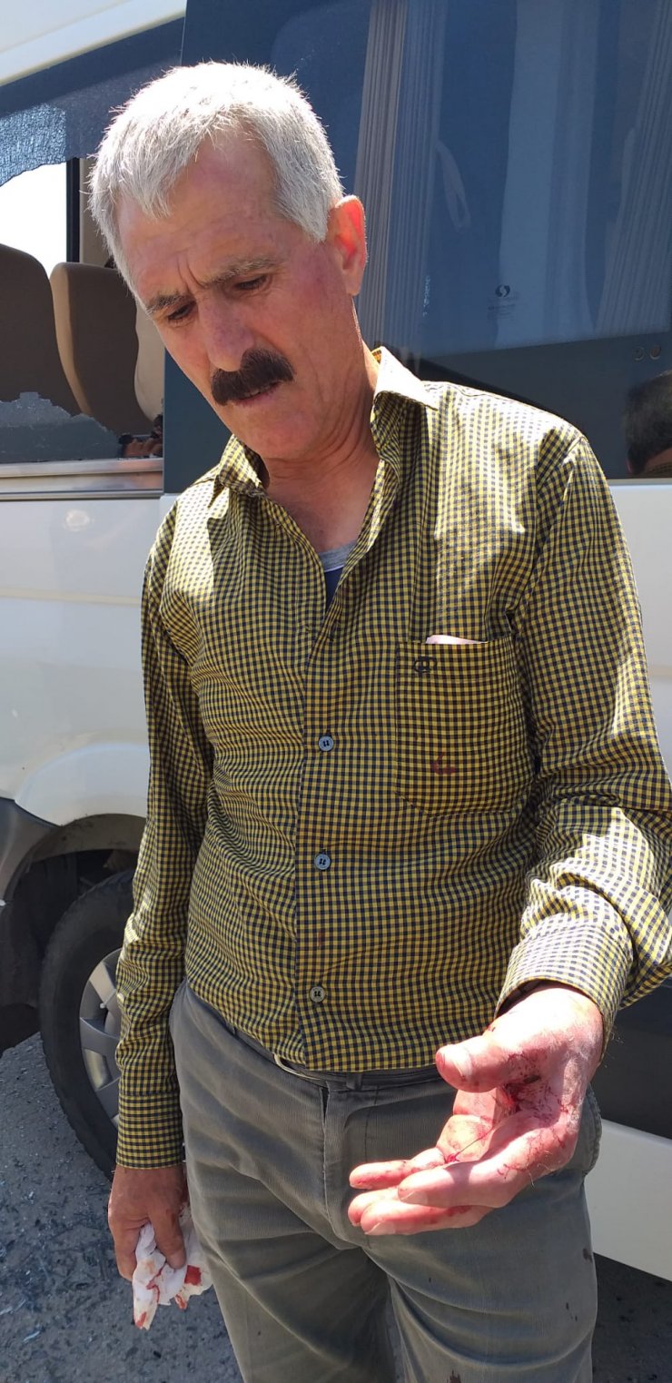 Evine bırakılmayınca şoförü bıçaklayıp, minibüsün camını kırdı, 2 yolcuyu yaraladı