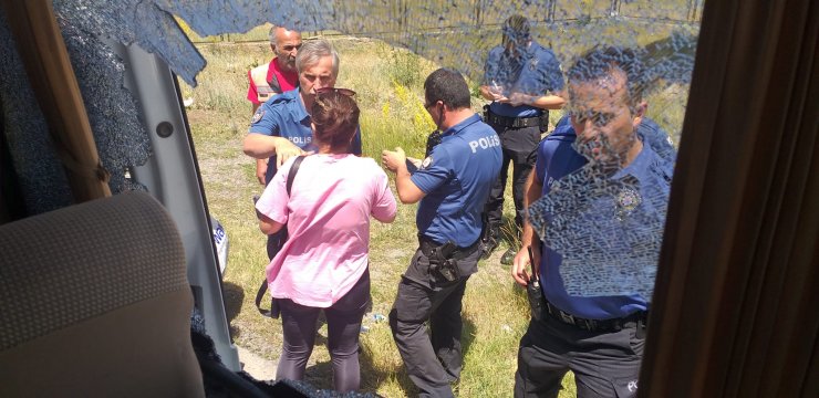Evine bırakılmayınca şoförü bıçaklayıp, minibüsün camını kırdı, 2 yolcuyu yaraladı