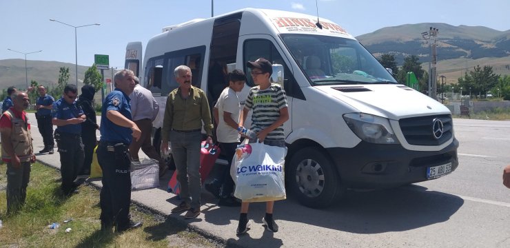 Evine bırakılmayınca şoförü bıçaklayıp, minibüsün camını kırdı, 2 yolcuyu yaraladı