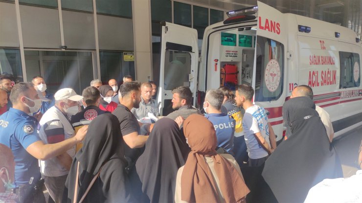 Geç geldiği iddiasıyla camını kırdığı ambulansla hastaneye kaldırıldı