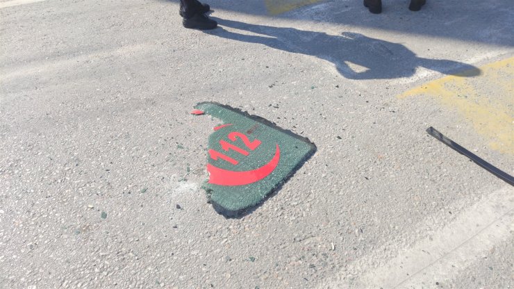 Geç geldiği iddiasıyla camını kırdığı ambulansla hastaneye kaldırıldı