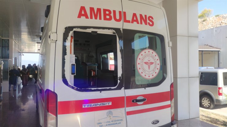 Geç geldiği iddiasıyla camını kırdığı ambulansla hastaneye kaldırıldı