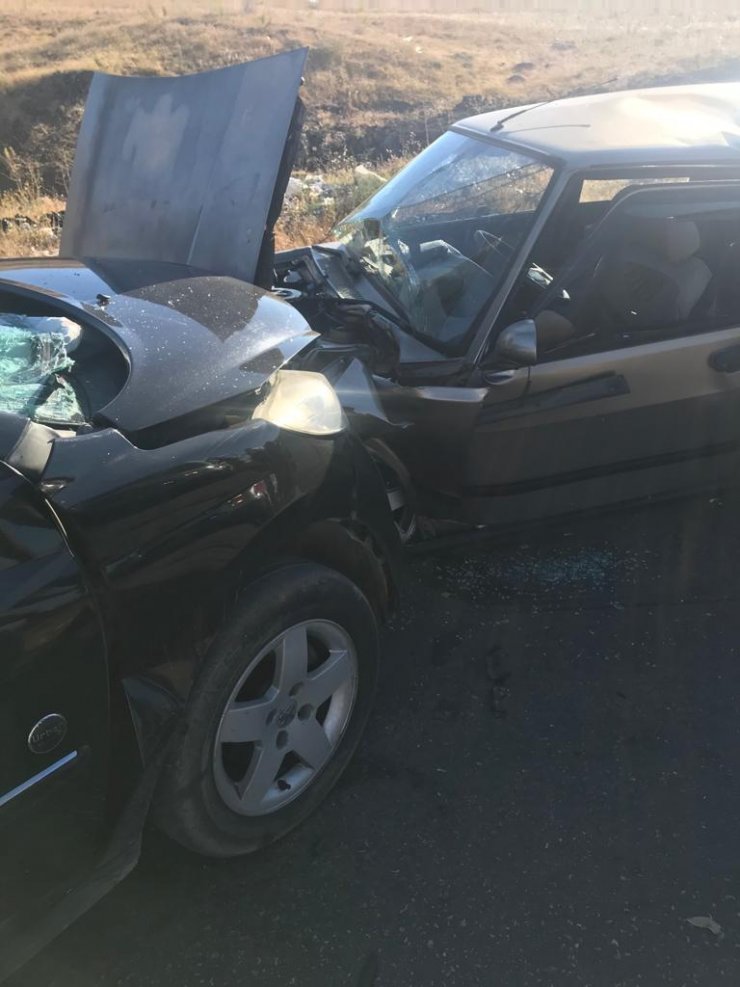 İki otomobil çarpıştı: 8 yaralı