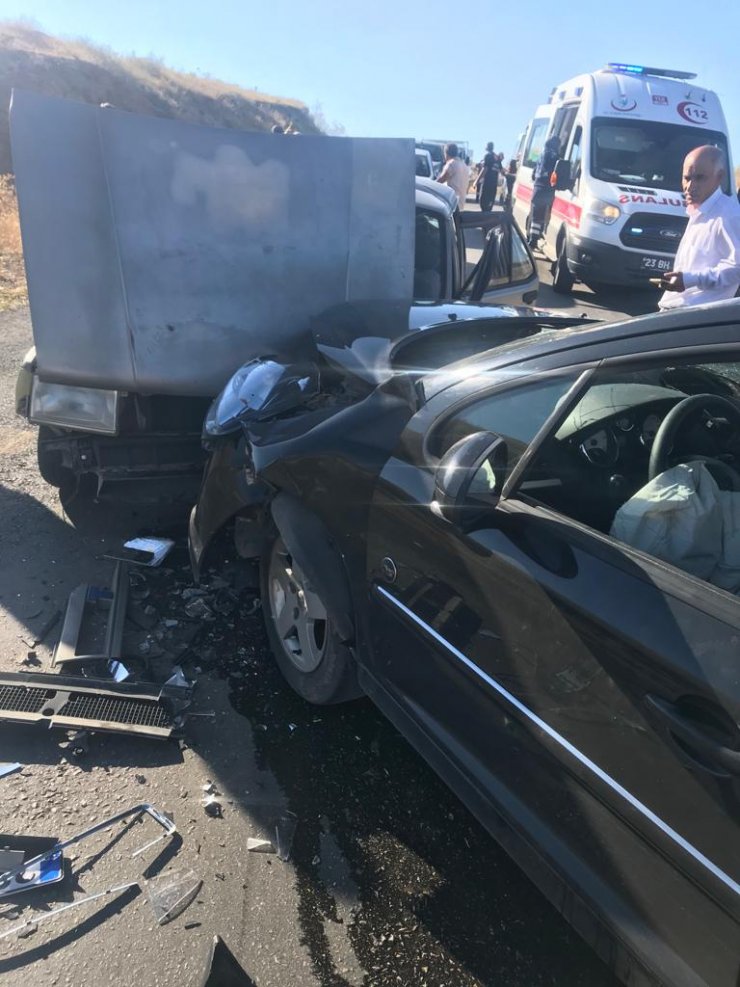 İki otomobil çarpıştı: 8 yaralı