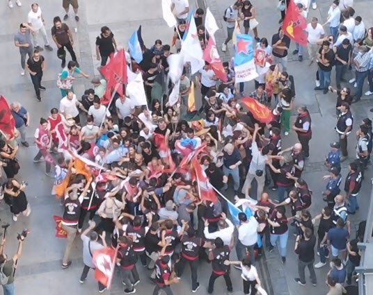 İzinsiz yürüyüş yapmak isteyen grup ile polis arasında arbede; 4 polis yaralı, 29 gözaltı