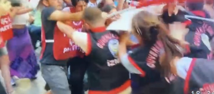 İzinsiz yürüyüş yapmak isteyen grup ile polis arasında arbede; 4 polis yaralı, 29 gözaltı