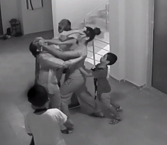 Kadınların saç saça çocuk kavgası kamerada