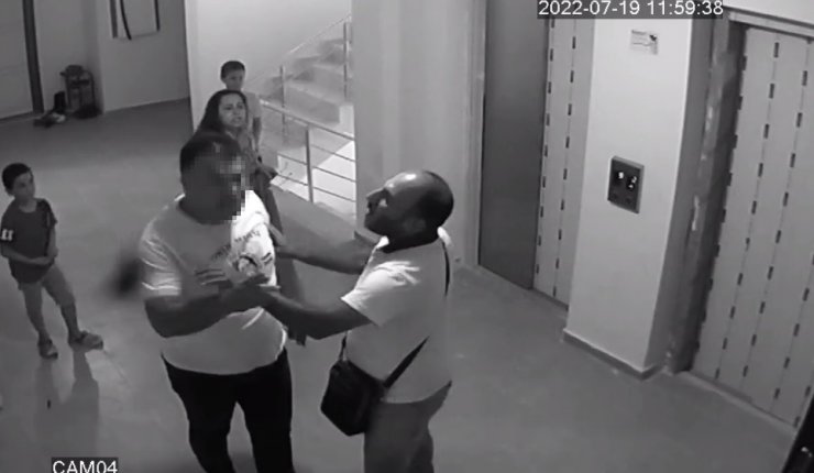 Kadınların saç saça çocuk kavgası kamerada