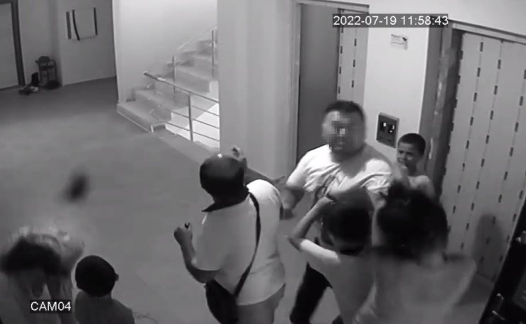 Kadınların saç saça çocuk kavgası kamerada