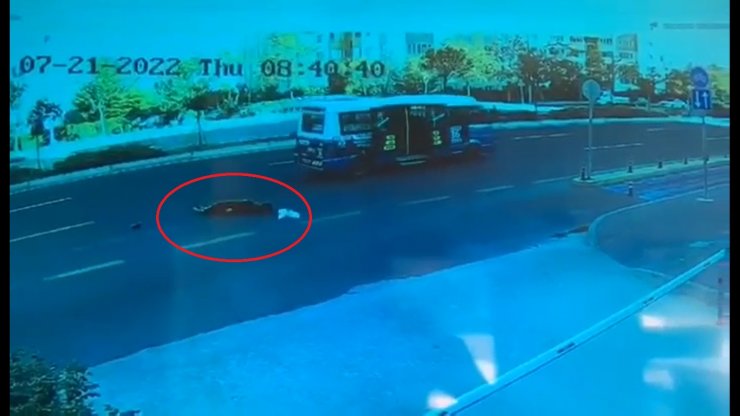 Kapısı açık ilerleyen minibüsten düşen kadın yaralandı