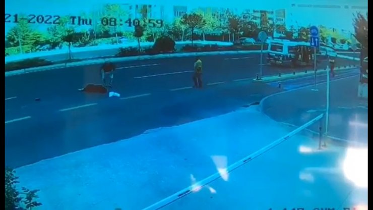 Kapısı açık ilerleyen minibüsten düşen kadın yaralandı