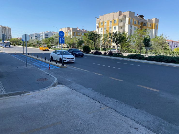 Kapısı açık ilerleyen minibüsten düşen kadın yaralandı