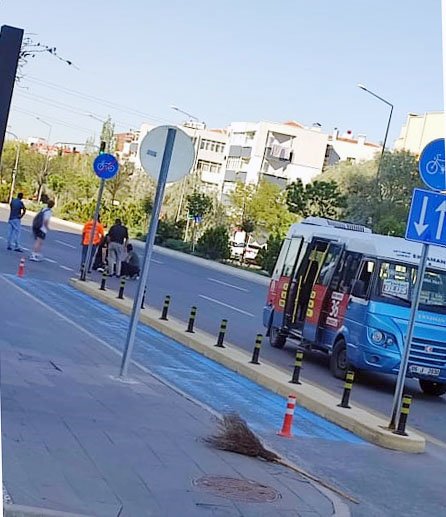 Kapısı açık ilerleyen minibüsten düşen kadın yaralandı