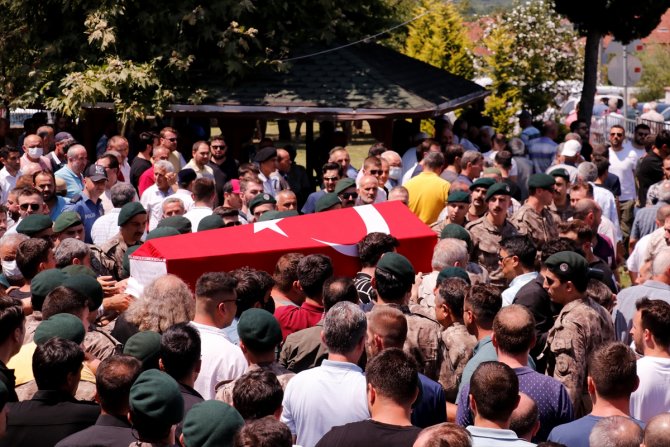 Trafik kazasında hayatını kaybeden özel harekat polisi son yolculuğuna uğurlandı