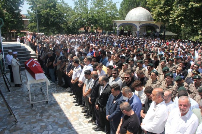 Trafik kazasında hayatını kaybeden özel harekat polisi son yolculuğuna uğurlandı