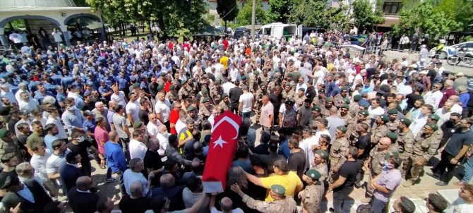 Trafik kazasında hayatını kaybeden özel harekat polisi son yolculuğuna uğurlandı