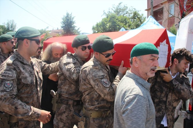 Trafik kazasında hayatını kaybeden özel harekat polisi son yolculuğuna uğurlandı