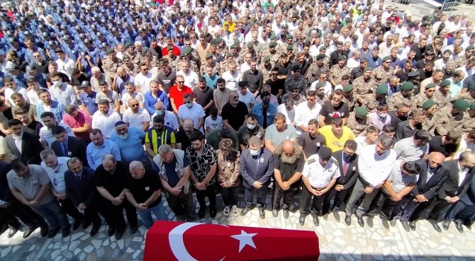 Trafik kazasında hayatını kaybeden özel harekat polisi son yolculuğuna uğurlandı