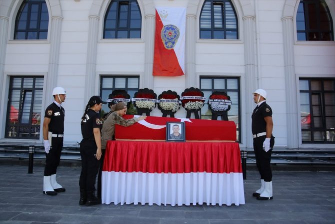 Trafik kazasında hayatını kaybeden özel harekat polisi son yolculuğuna uğurlandı