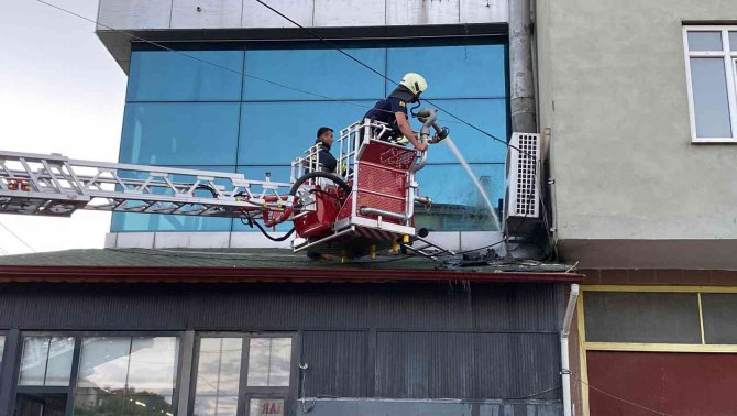 Konya'da iş yerindeki baca yangını büyümeden söndürüldü