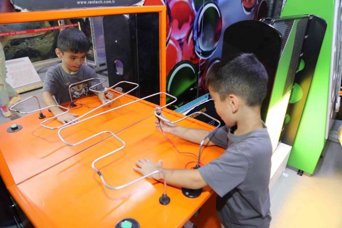 Bilim Tırı bilime meraklı öğrencileri Kültürpark’ta ağırlıyor