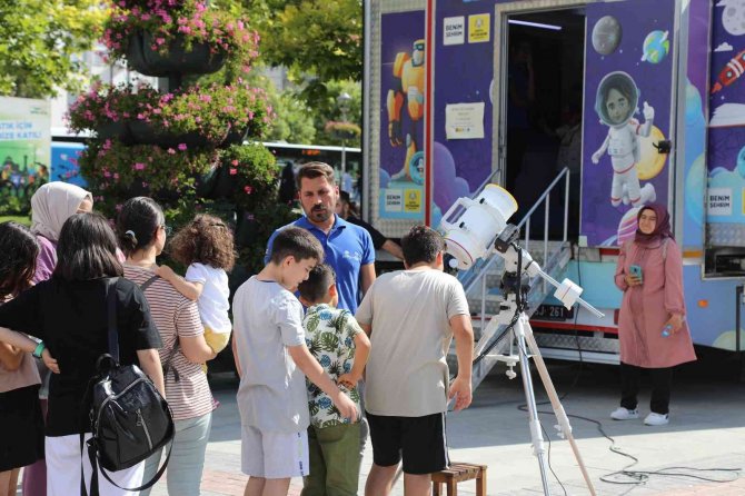 Bilim Tırı bilime meraklı öğrencileri Kültürpark’ta ağırlıyor