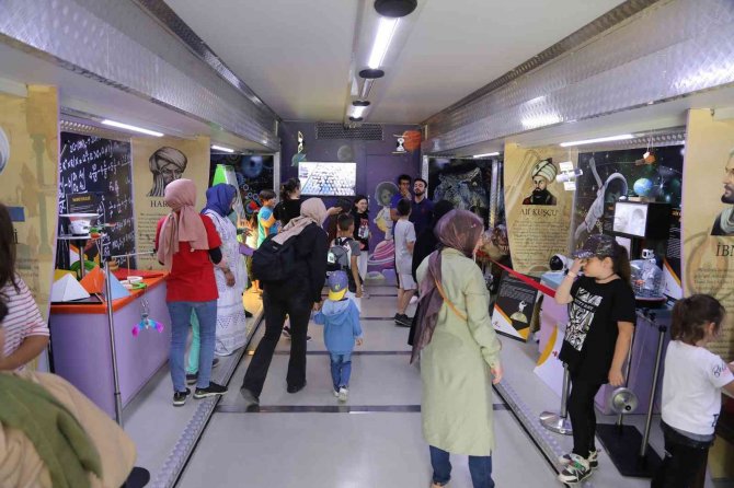 Bilim Tırı bilime meraklı öğrencileri Kültürpark’ta ağırlıyor