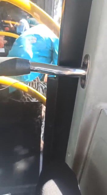 Otobüse binmek isteyen çocuğunu dövdü