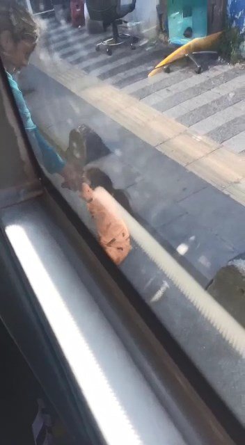 Otobüse binmek isteyen çocuğunu dövdü