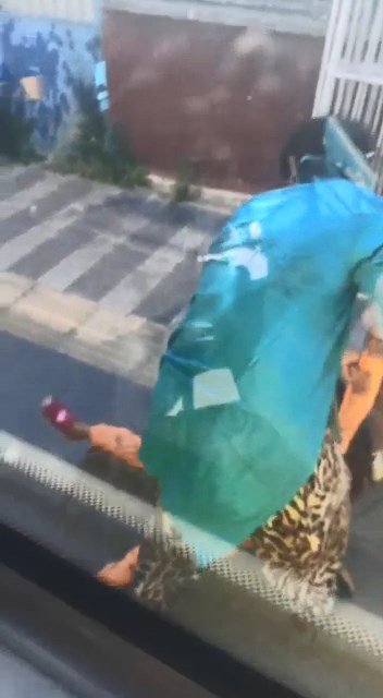 Otobüse binmek isteyen çocuğunu dövdü