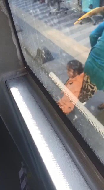 Otobüse binmek isteyen çocuğunu dövdü