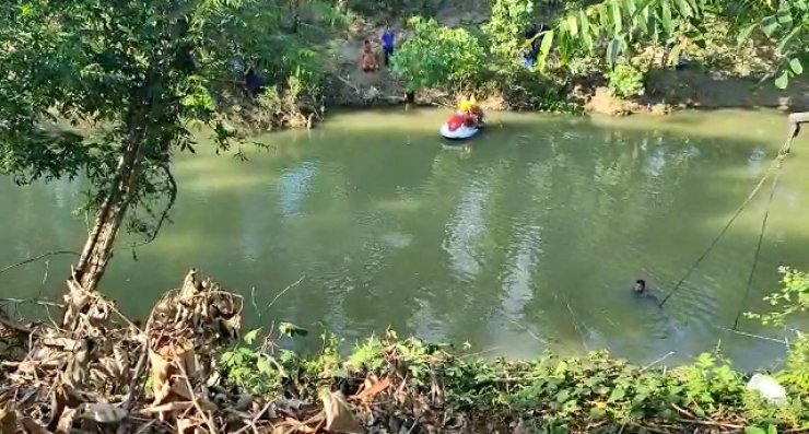 Park halindeki otomobile çarpıp çaya düşen otomobilin sürücüsü öldü