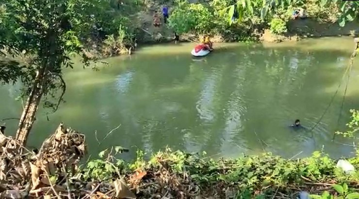 Park halindeki otomobile çarpıp çaya düşen otomobilin sürücüsü öldü