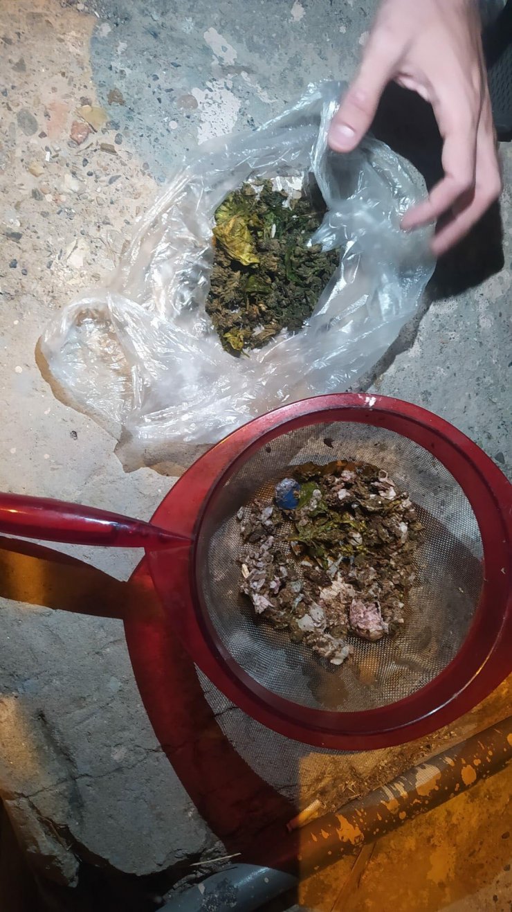 Polis eve girince poşetlerdeki esrarı klozete atıp, sifonu çektiler