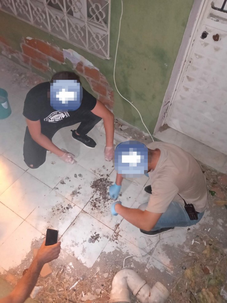 Polis eve girince poşetlerdeki esrarı klozete atıp, sifonu çektiler