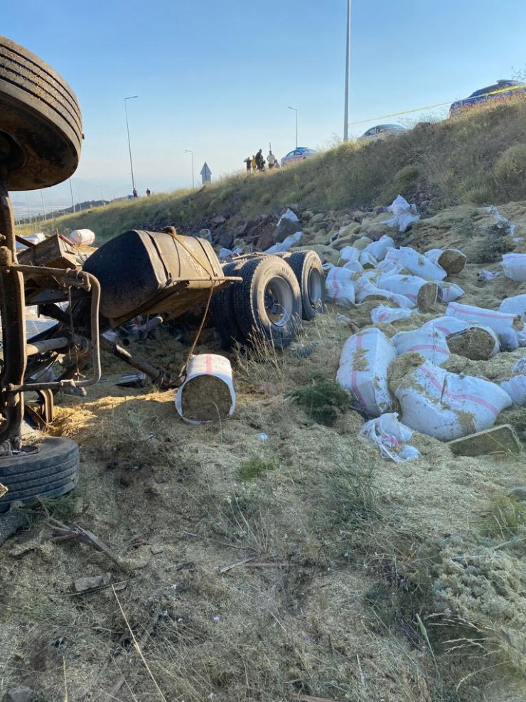 Saman yüklü kamyon devrildi: 3 ölü