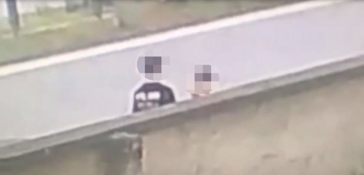 Trabzon’da mezarlık ve okul duvarlarına yazılar yazan, gamalı haç çizenler çocuk çıktı 