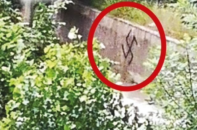 Trabzon’da mezarlık ve okul duvarlarına yazılar yazan, gamalı haç çizenler çocuk çıktı 