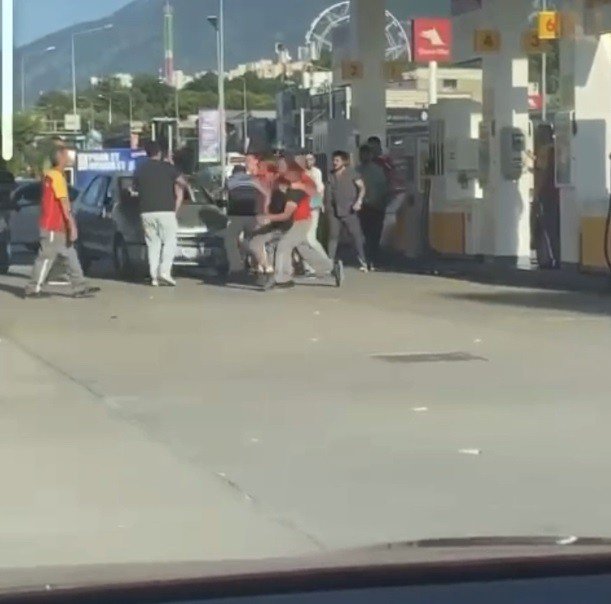 Trafikte kanlı yol verme kavgası