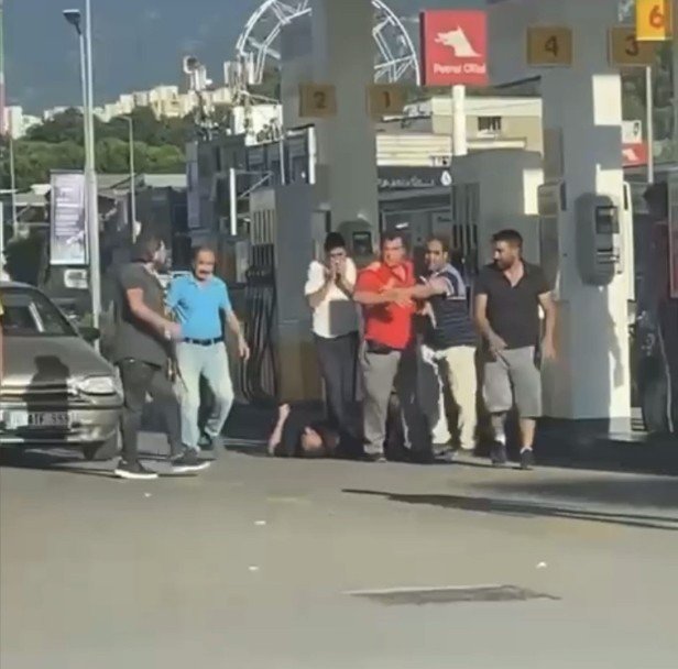 Trafikte kanlı yol verme kavgası